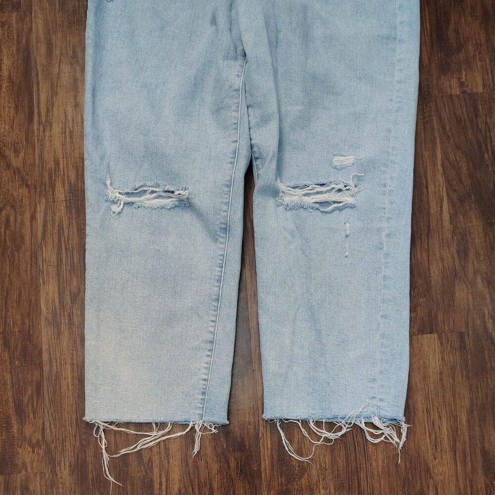 Express Mom Jean Super High Rise Crop Size 12 Light Wash Distressed Raw Hem - Picture 4 of 6